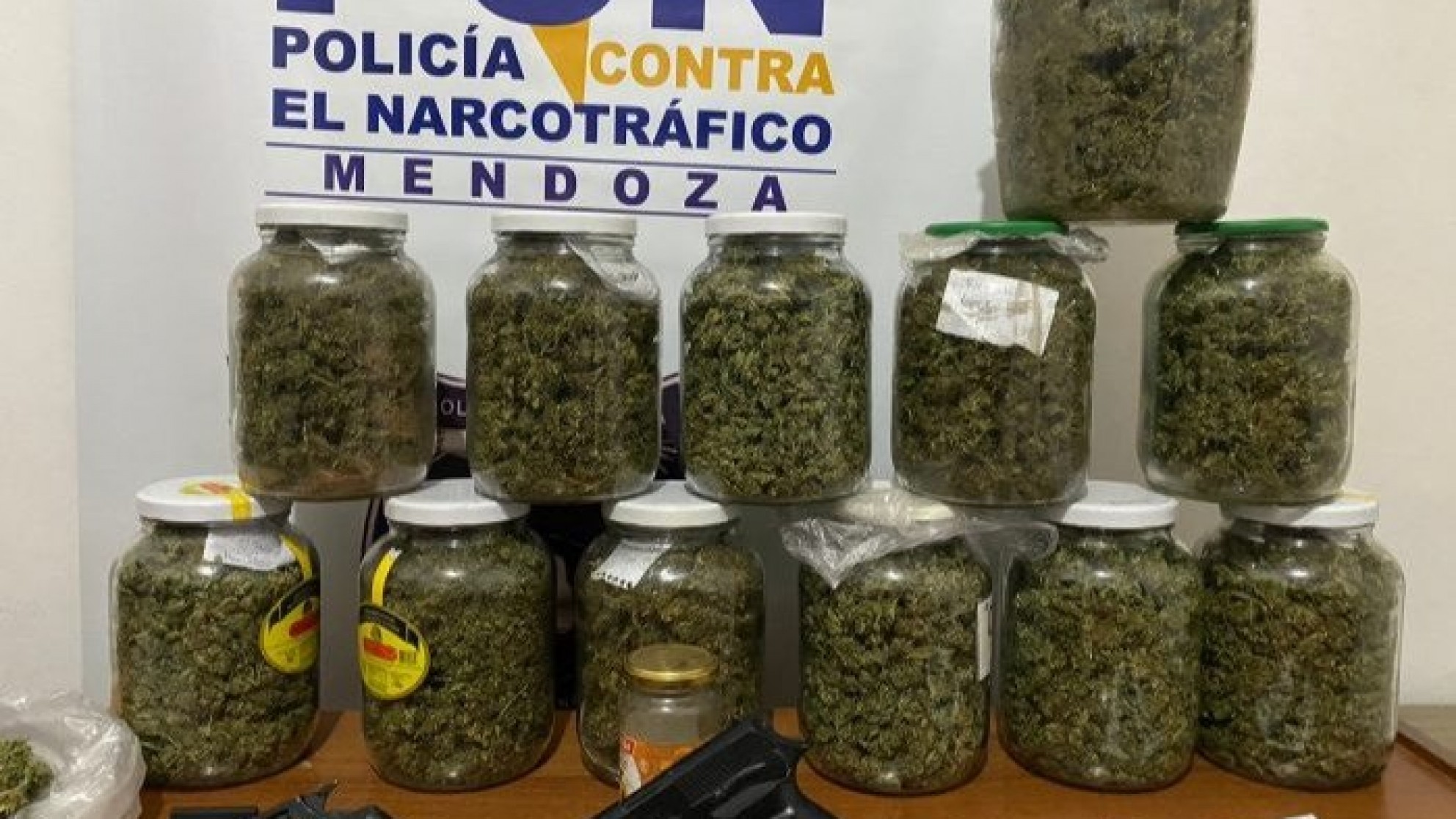 Contra el narcomenudeo: secuestraron armas, drogas y plata